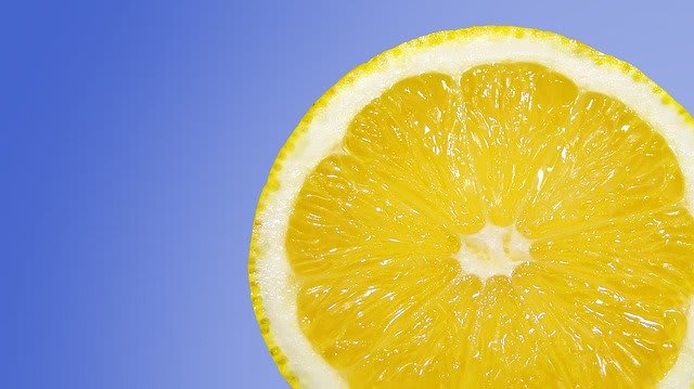 Blue background with round lemon slice
